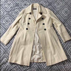 I am selling this gorgeous, beige coat from the brand Guess in a size XL.